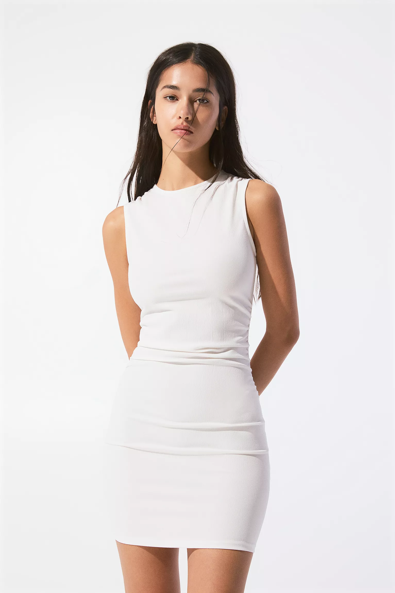 Short sleeveless dress with gathering
